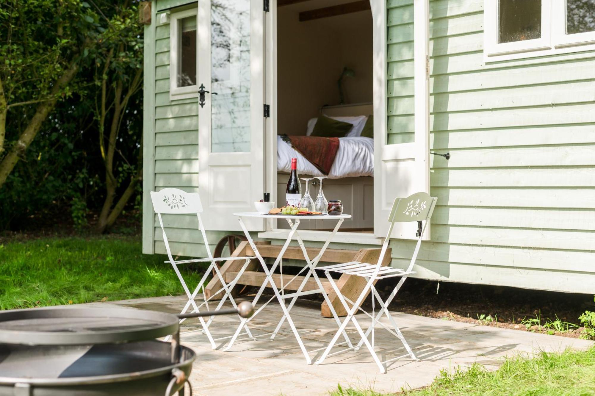 Great Ashley Farm Bed And Breakfast & Shepherds Huts Bradford-On-Avon Exterior foto