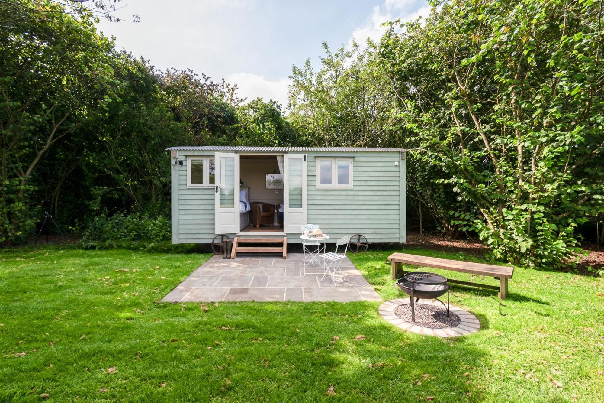 Great Ashley Farm Bed And Breakfast & Shepherds Huts Bradford-On-Avon Exterior foto