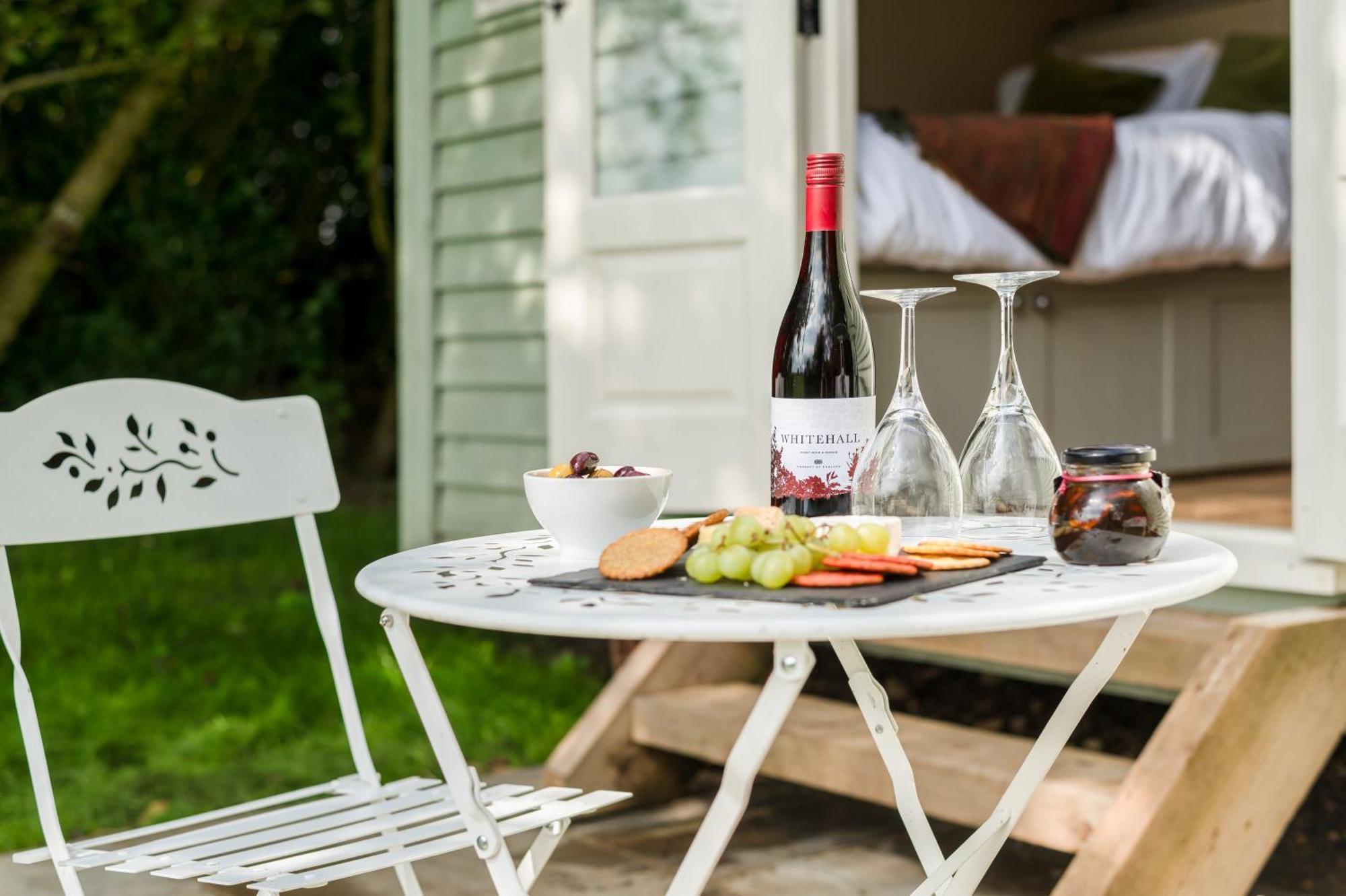 Great Ashley Farm Bed And Breakfast & Shepherds Huts Bradford-On-Avon Exterior foto